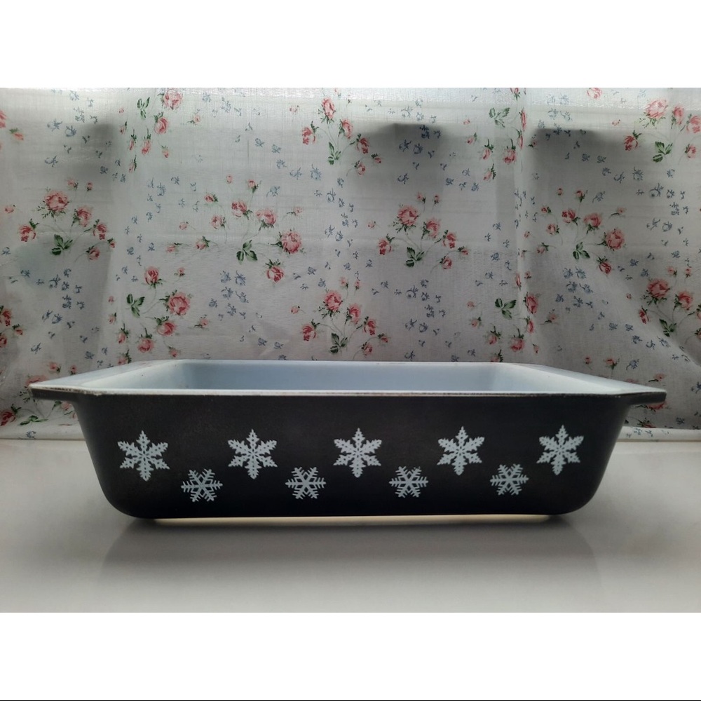 Pyrex Snowflake Rectangular Baking Dish